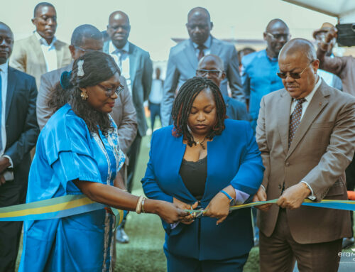 La Ministre d’État, Camélia Ntoutoume Leclercq inaugure l&rsquo;école publique communale F de Lékolo II de Moanda.